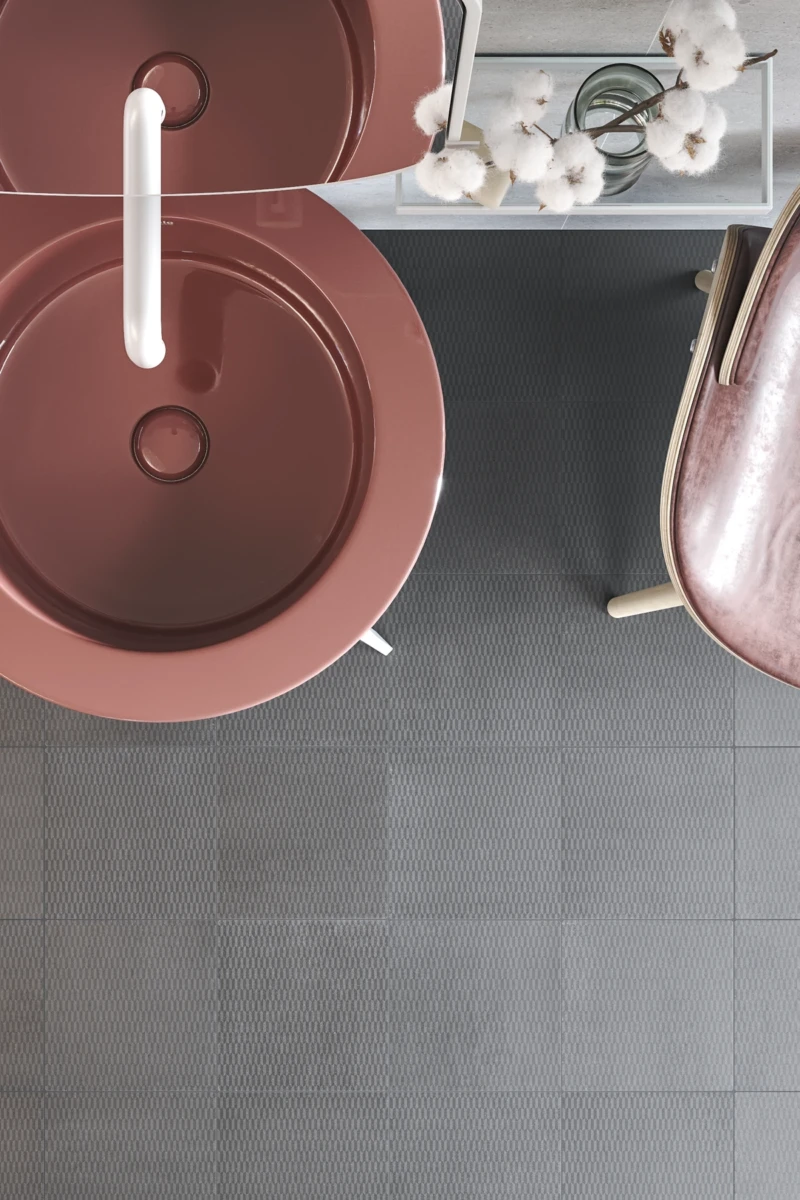 Sol de salle de bain réalisé avec des carreaux design de couleur anthracite