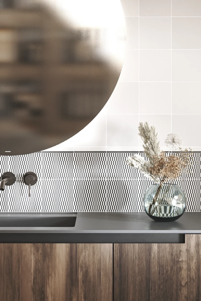 Mur de salle de bain réalisé avec de petits carreaux de couleur blanc et noir