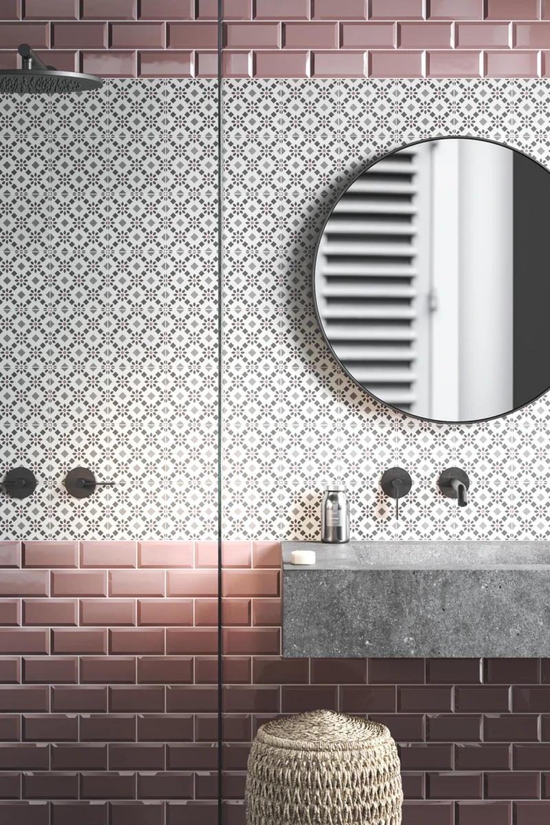 Mur de salle de bain réalisé avec des carreaux décoratifs de la collection Belle