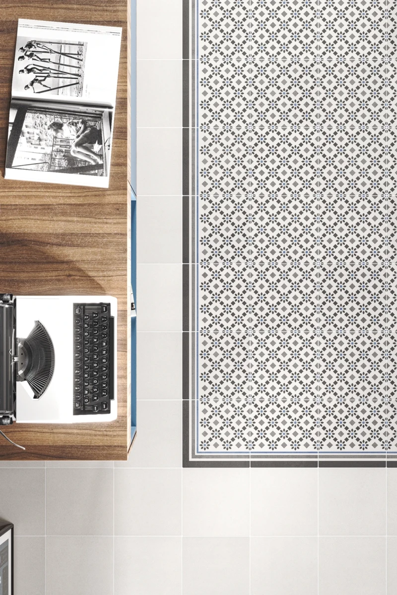 Revêtement de sol décoré avec une base de ciment blanc et un motif en gris, noir et bleu