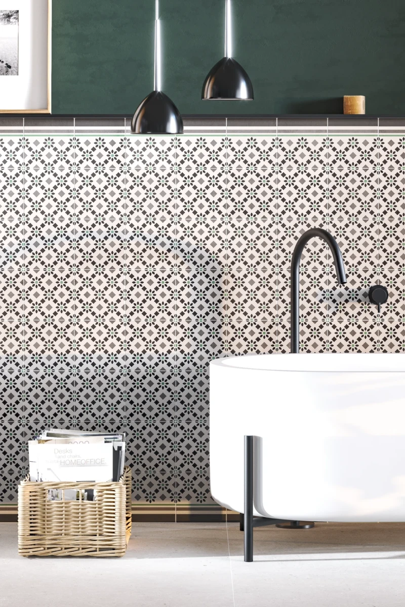 Mur de fond de baignoire réalisé avec des carreaux de ciment blanc et un motif en couleur verte