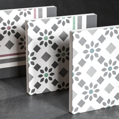 Vue de dessus de trois pièces de carreaux de la collection Belle