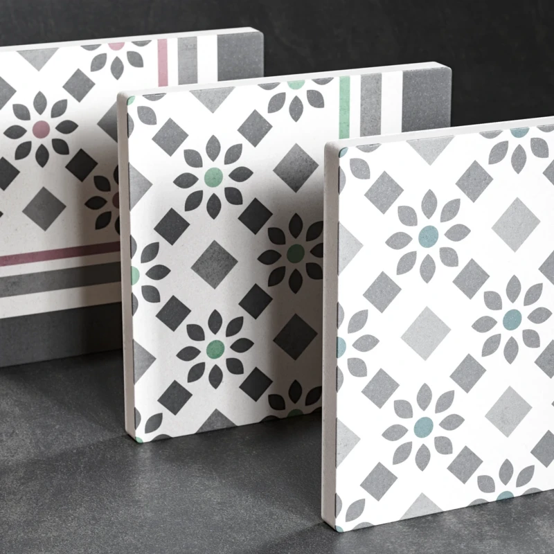 Vue de dessus de trois pièces de carreaux de la collection Belle