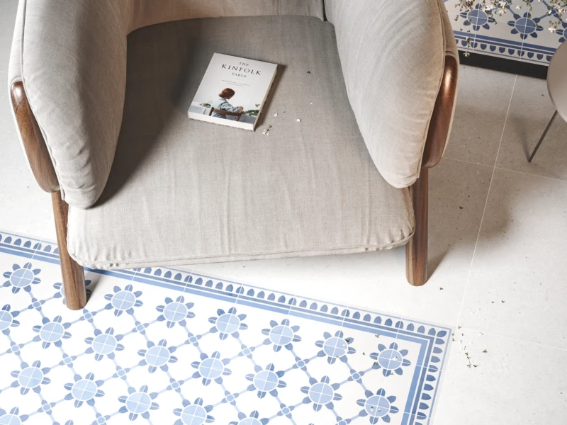 Carreaux décorés en blanc et bleu avec motifs personnalisés