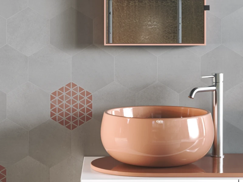 Revêtement de salle de bain avec carreaux hexagonaux en ciment gris