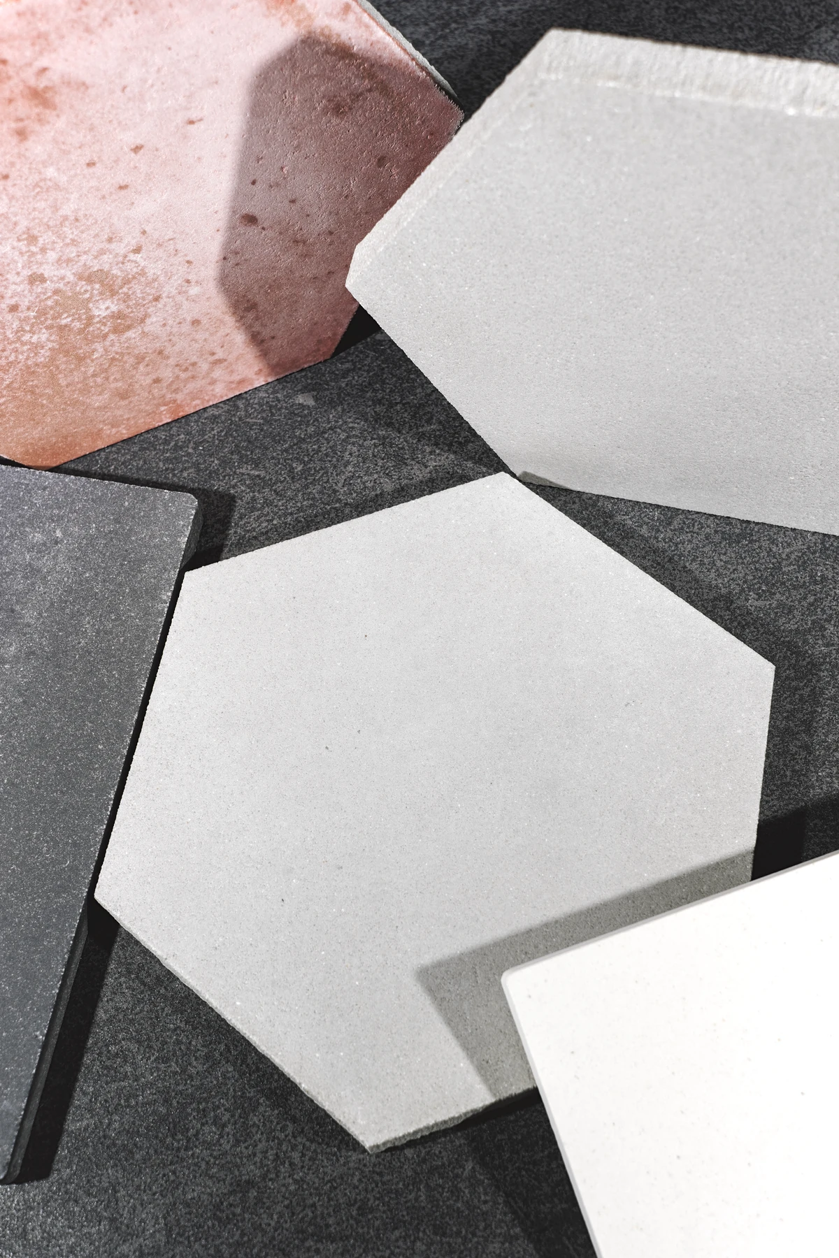 Carreaux hexagonaux en trois couleurs
