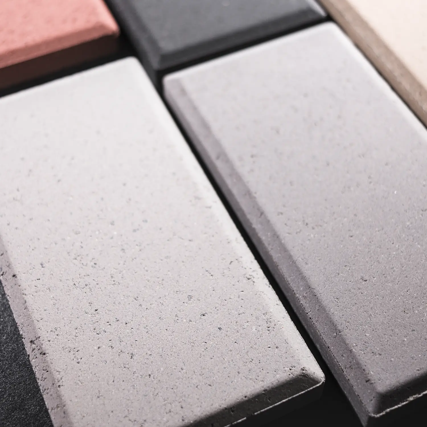 Carrelages extérieur faible epaisseur Gros plan de carrelages extérieur de 18 mm d'épaisseur avec chants biseautés et texture minérale