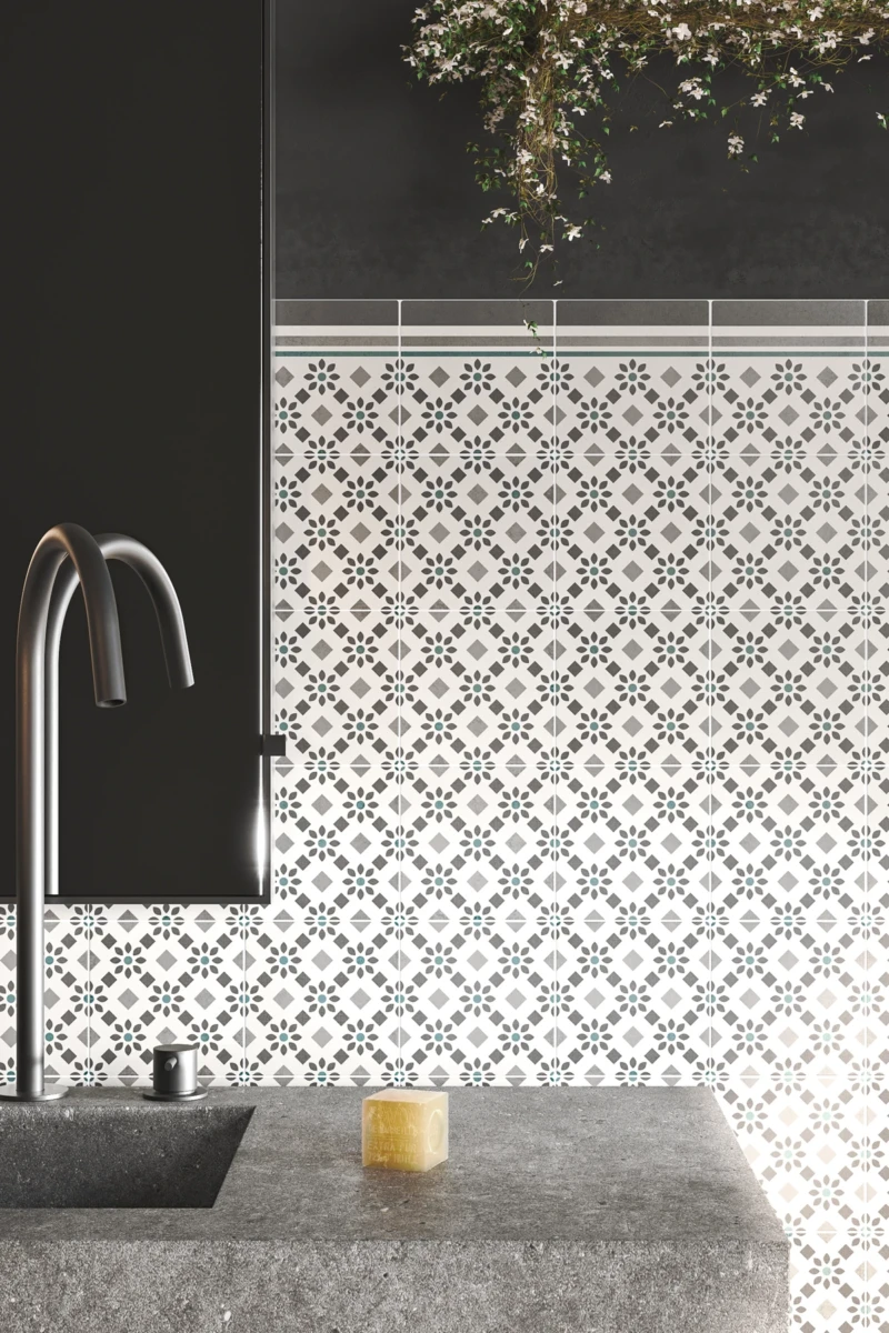 Mur de salle de bain fait avec des carrelages muraux de 15x15 centimètres