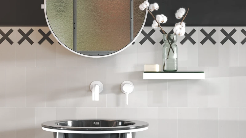 Mur de salle de bain fait de carreaux