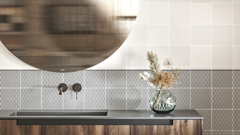 Mur de salle de bain fait de carreaux blancs et décorés