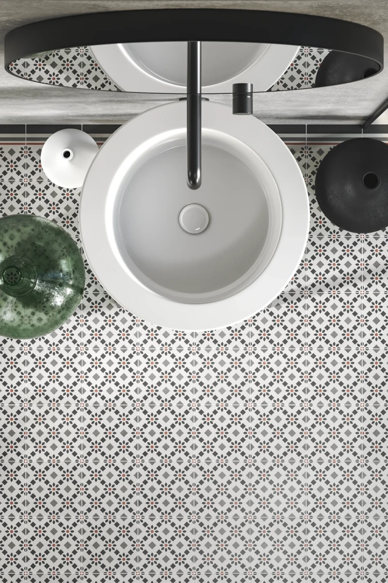 Sol de salle de bain fait avec des carreaux de ciment classiques