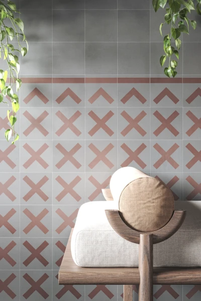 Mur de revêtement intérieur réalisé avec des carreaux au design géométrique