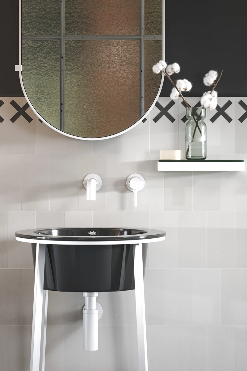 Mur de salle de bain réalisé avec des carreaux blancs et un design minimaliste en couleur noire