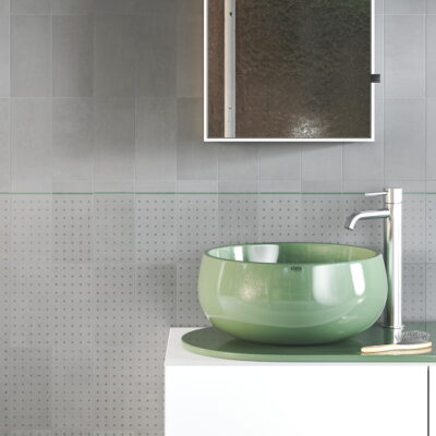 Mur de salle de bains avec des carreaux gris dans un design minimaliste