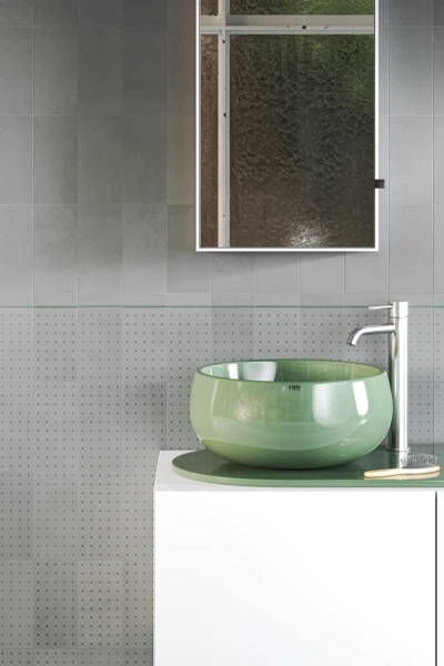 Mur de salle de bain réalisé avec des carreaux au design minimaliste