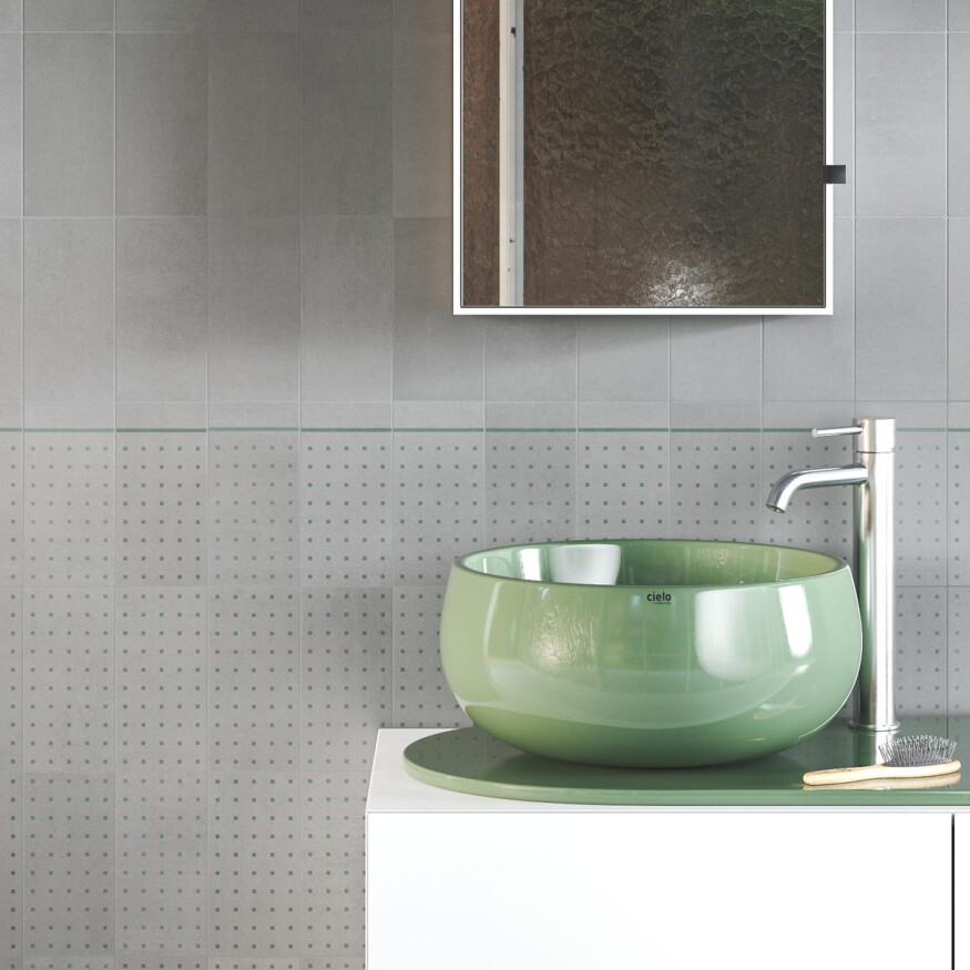 Mur de salle de bains avec des carreaux gris dans un design minimaliste