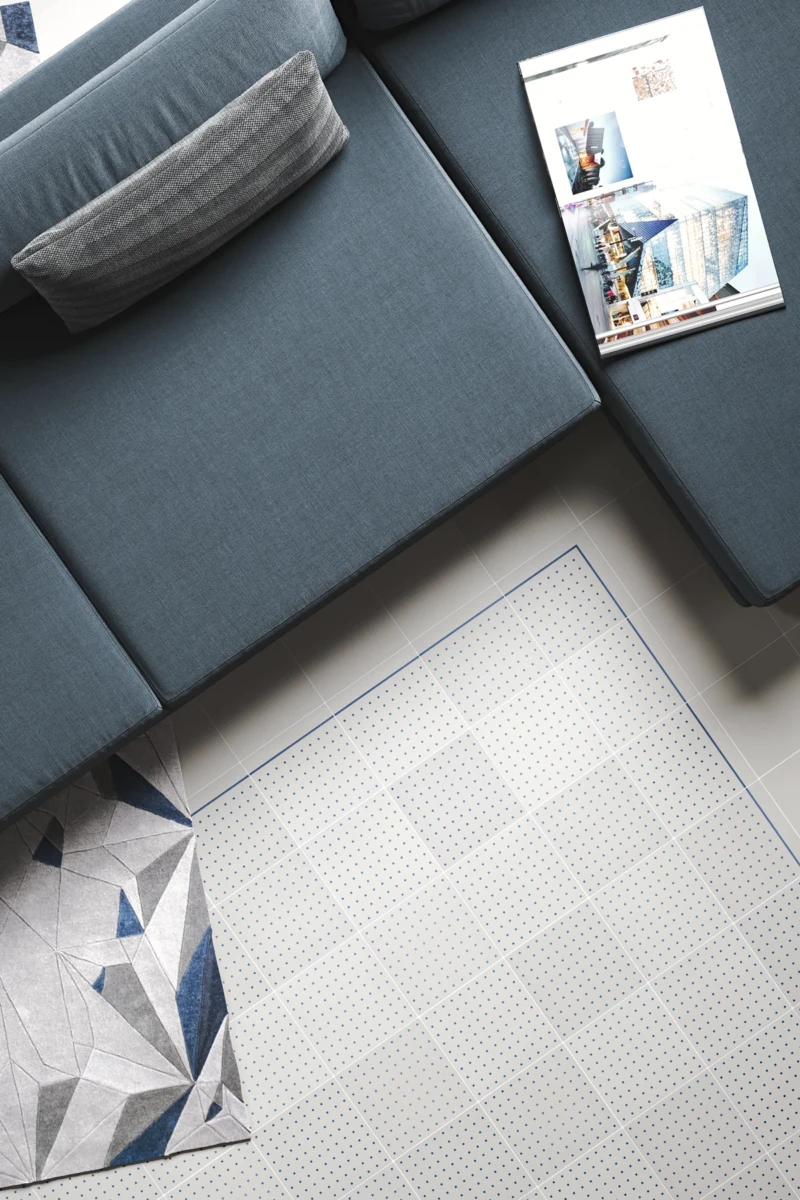 Sol en carreaux de ciment blanc avec un motif de couleur bleue