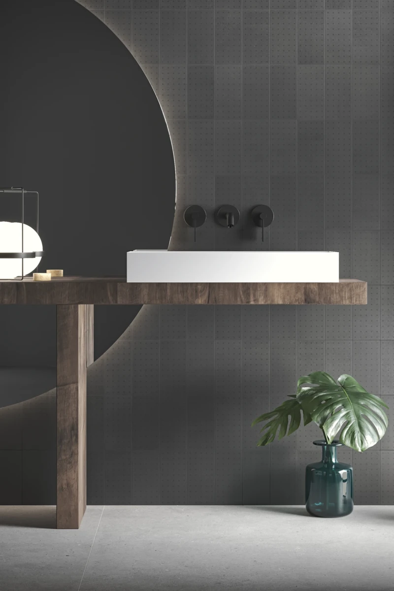 Mur de salle de bain réalisé avec des carreaux de ciment foncé et un motif de couleur anthracite