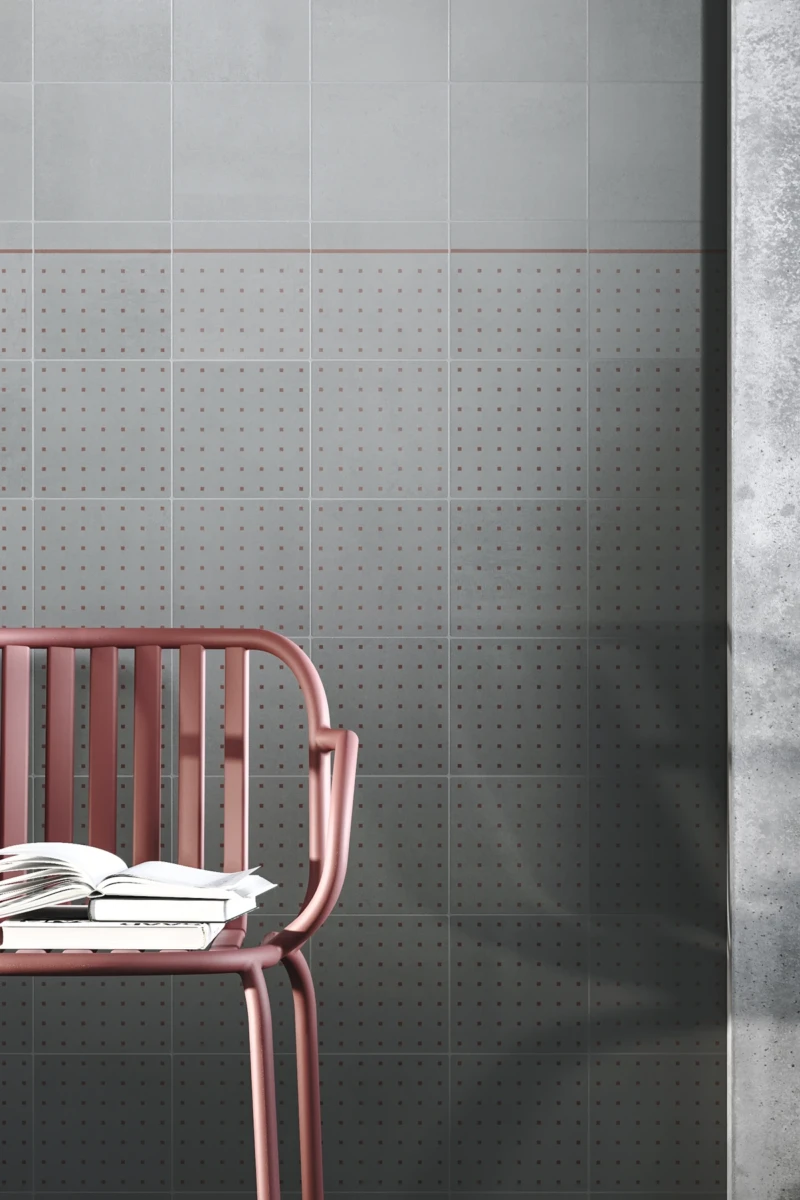 Mur réalisé avec des carreaux de ciment avec un motif de couleur rouge