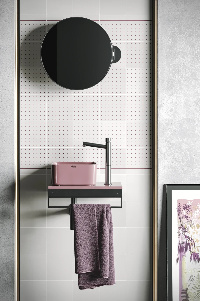 Mur de salle de bain avec carreaux de ciment clair et motif dans un ton mauve