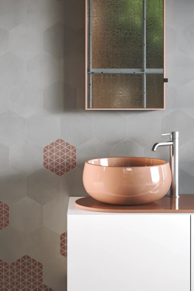 Carreaux hexagonaux gris posés sur le mur de la salle de bain