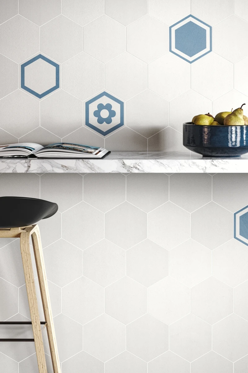 Mur de cuisine réalisé avec des carreaux hexagonaux blancs