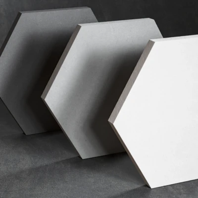 Vue de dessus de trois pièces de carreaux de la collection Organic