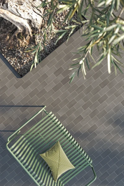 Sol de terrasse avec des pavés antidérapants Paviblock de 1,8 cm d'épaisseur et installation en faible épaisseur