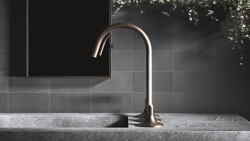 Revêtements muraux posés sur les murs d'une salle de bain