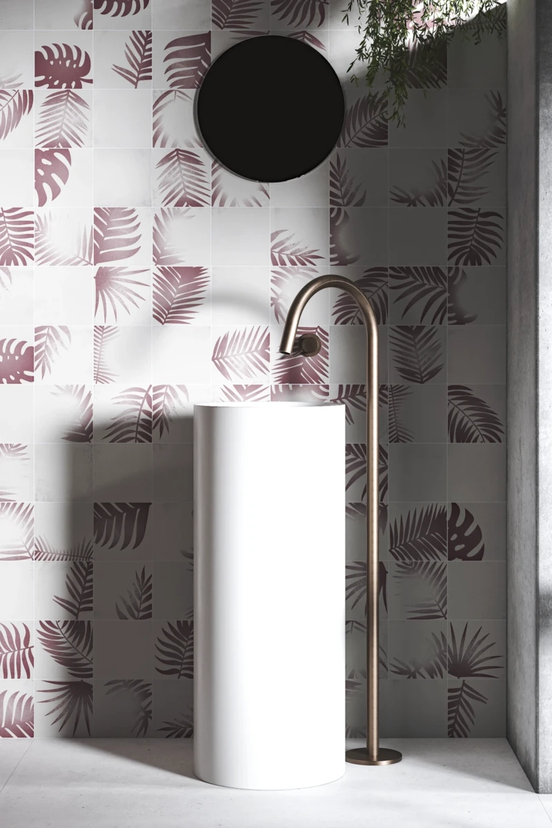 Revêtement mural de salle de bain avec des carreaux blancs et un motif de feuilles en couleur mauve