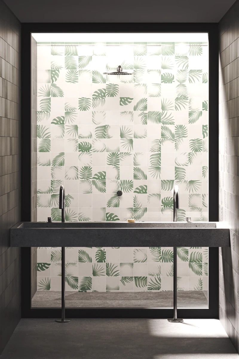 Mur de fond de douche réalisé avec des carreaux blancs et un motif tropical en couleur verte