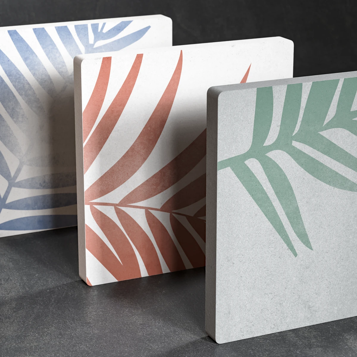 Vue de dessus de trois pièces de carreaux de la collection Tropic