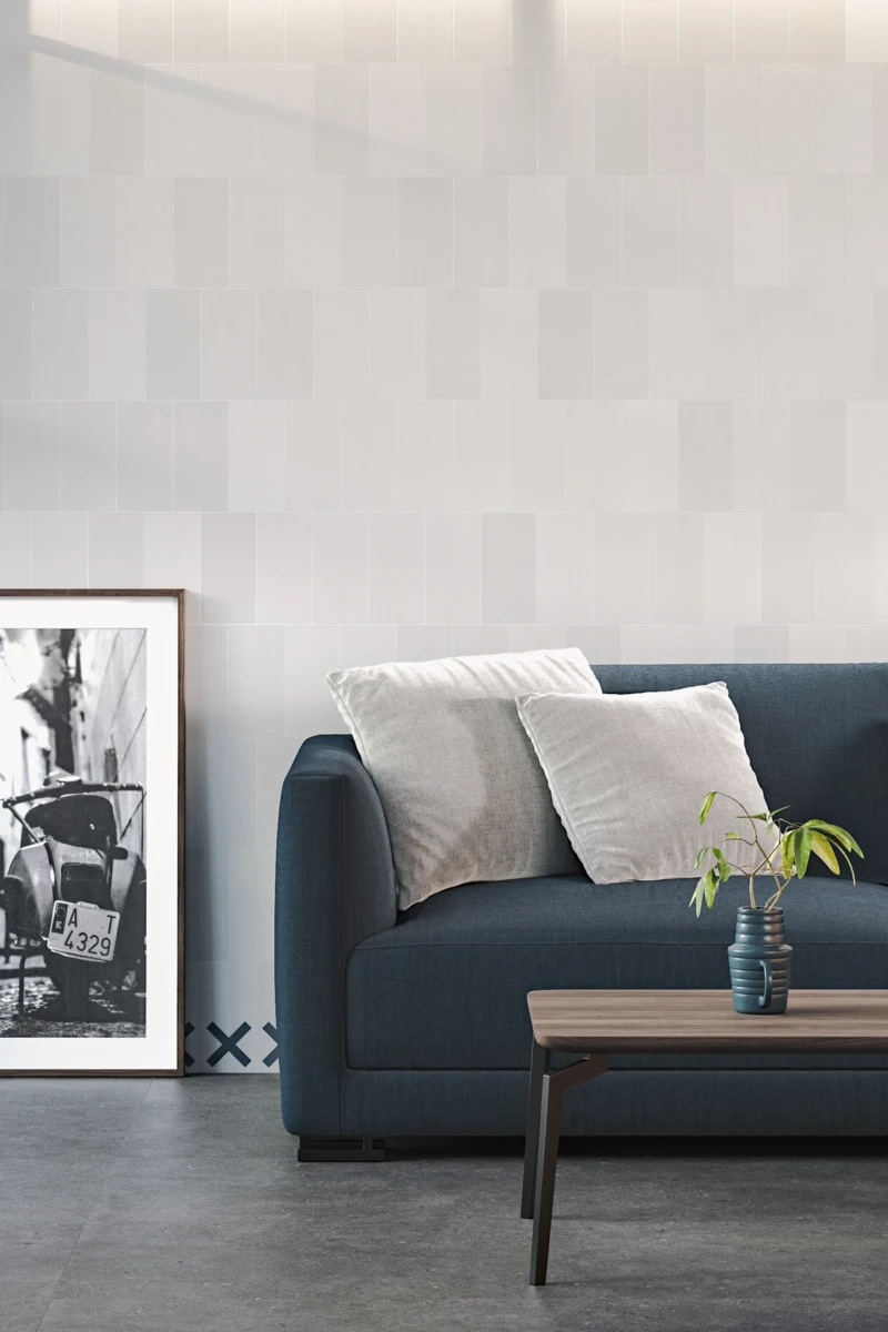 Salon réalisé avec des carreaux effet ciment blanc en 10x20 cm