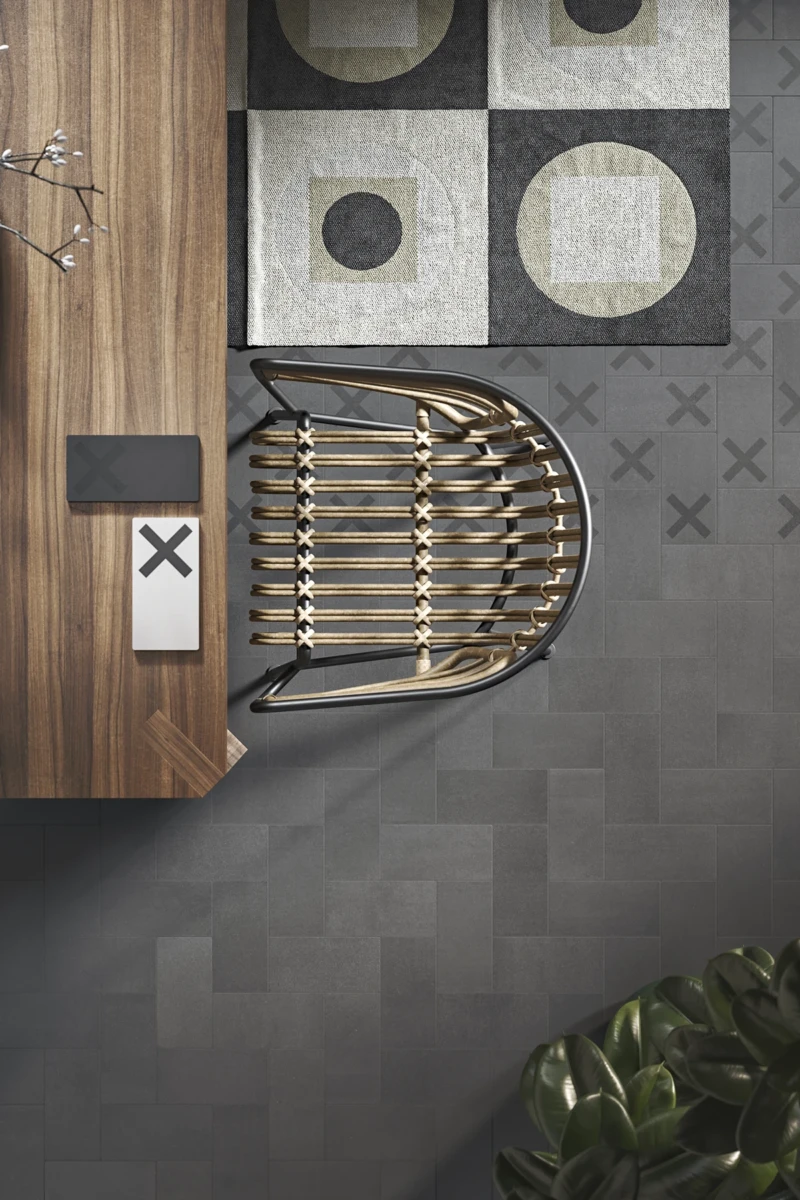 Sol de cuisine réalisé avec des carreaux effet ciment foncé