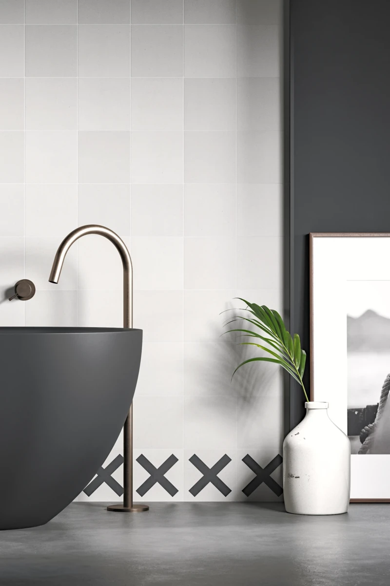 Mur de salle de bain réalisé avec des carreaux de ciment blanc