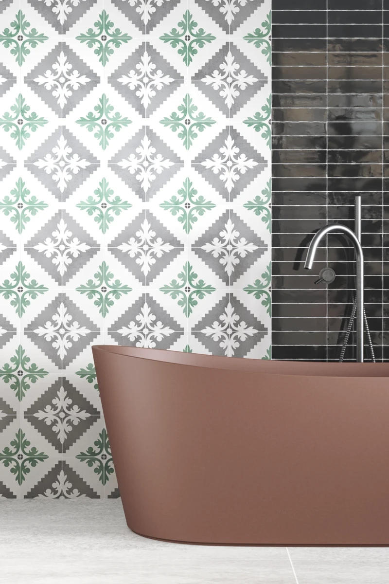 Mur de fond de baignoire réalisé avec des carreaux artisanaux blancs et décoré en couleur verte