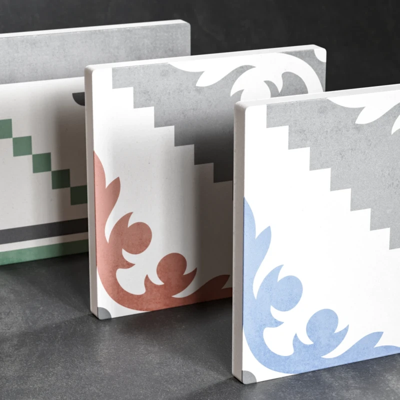 Vue de dessus de trois pièces de carreaux de la collection Verso